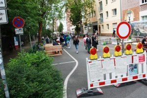 Leibnizstrasse-gesperrt_1204 Ein ungewohntes Bild: Für die Nachbarschaftsstraßen-Aktionstage wurde die Leibnizstraße zwischen der Adam-Karrillon- und der Frauenlobstraße für den Durchgangsverkehr gesperrt