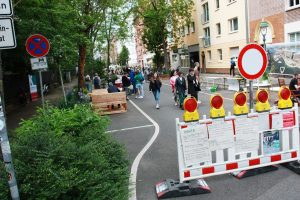 Ein ungewohntes Bild: Für die Nachbarschaftsstraßen-Aktionstage wurde die Leibnizstraße zwischen der Adam-Karrillon- und der Frauenlobstraße für den Durchgangsverkehr gesperrt