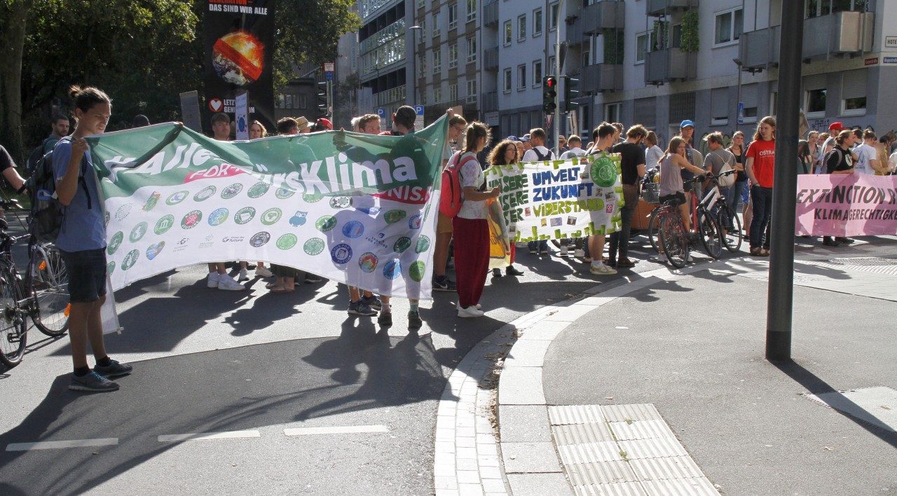 Klimastreik am 15. September 2023 in Mainz: Zahlreiche Transparente stellen Forderungen an die Mainzer und Bundespolitik